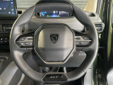 プジョーのステアリングは小口径でi-cockpitが見やすく上下が平行になっているのが特徴です。パドルシフトも付いています。