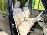 運転席まわりには十分なスペースがあり、大柄な方でもゆったり運転していただける環境です。