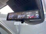 【インテリジェントルームミラー】車両後方のカメラ映像をミラー面に映し出すので、同乗者や積荷などの車内状況や天候などに影響されずいつでもクリアな後方視界が得られます。