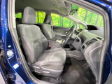 運転席まわりには十分なスペースがあり、大柄な方でもゆったり運転していただける環境です。