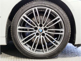 【BMWアロイホイル】軽量かつ強度に拘ったアロイホイル。走行性能ポテンシャルを引き出す設計。車の足元を引き締めてくれる大きなポイントはアロイホイルです。
