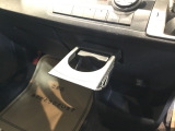 運転席からも助手席からも自由に使えるドリンクホルダーもついております。足元部分にはちょっとした小物を入れるのに便利な収納BOXもあります。