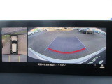 見えない部分の危険察知をサポートする360&deg;ビューモニター+フロントパーキングセンサーです。車両の前後左右にある4つのカメラを活用し、センターディスプレイの表示や各種警報音で定速走行時や駐車時に車両周