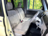 運転席まわりには十分なスペースがあり、大柄な方でもゆったり運転していただける環境です。