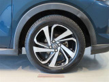 純正のアルミホイール装着車です。タイヤサイズは195/60R17です。