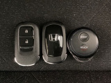 スマートキーを装備しています。鍵を差し込むことなくドアロックの開け閉めと、スタートボタン操作でのエンジンスタートができます。加えて、純正リモコンエンジンスターター用の操作キーもついています。