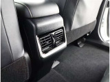 後席用にもエアコンの吹き出し口があり快適です。どの席に座っても快適なドライブが楽しめます♪