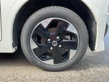 燃費が良く、ステアリング操作もスムーズに行うことができる、純正アルミホイール付き車ですよ。