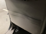 【収納】後部座席収納。散乱しがちな小物を収納するのに便利です。お子様のおもちゃやティッシュボックス、書類等様々なものの収納が可能です。