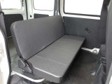 いざという時は2名乗車可能な後席シートを備えております!両側スライドドアを装備しておりますので、狭い場所でも荷物の出し入れや乗り降りがスムーズにできて便利です!