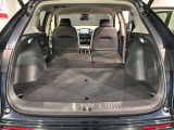 リアシートを倒すと、ラゲッジスペースを広くお使いいただけます!