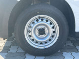 純正アルミホイール。タイヤサイズは165/80R14です。