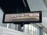 インテリジェントルームミラー☆後席に乗っている人や、大きな荷物を載せていると見にくくなりがちな後方視界。。こちらは車両後方のカメラ映像をミラーに映すので、天候にも影響されないクリアな後方視界を実現☆