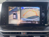 上からまる見え!アラウンドビューモニターの画像です。純正ナビに映してあります。お車を真上から見たような映像をミラーやナビ画面に映し出す事によって、車両の周囲を確認し、駐車時や発進時の運転をサポート。