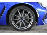 純正18インチアルミホイル/タイヤサイズは215/40R18です