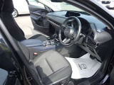 運転席はまっすぐな姿勢でシートに座り、足を自然に伸ばして操作できる位置各ペダルを配するという理想的なレイアウトを実現しています!ぜひ一度MAZDAのドライビングポジションをご体感ください。