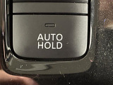 【ブレーキホールド】システムがONのとき、信号待ちなどの停止中に、ブレーキペダルから足を離してもブレーキがかかったまま保持されます!