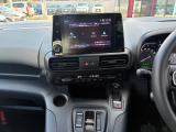Apple CarPlay、Android Auto 対応。スマホを接続するとタッチスクリーン上でマップ、通話、メッセージ、ミュージックなどのアプリをスマホ同様に操作できるミラースクリーン機能搭載