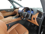 高揚感の高まる美しいインテリアデザインの運転席です。