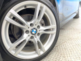 ●純正18インチアルミホイール:輸入車ならではの卓越した走りを支えるホイールと足回りです!日本車の走りに慣れている方にもぜひ体感して頂きたいほど、高いレベルでまとまっています!