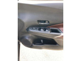 全席パワーウィンドウとなっています。運転席はオートになっているのでワンタッチ開閉することが出来ます。