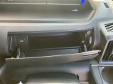 運転席側のインパネアッパーボックスは嬉しい収納!USBソケット付きでスマホの充電もできます!