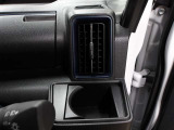 運転席のカップホルダーはエアコンの吹き出し口の前にありますので冷やしたり温めたり出来ます☆