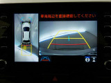 【全周囲モニター】車を上空から見下ろしたような映像をカーナビ画面に映し出し、車庫入れや縦列駐車をサポートしてくれます。
