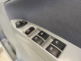 【電動格納ミラー】サイドミラーは電動格納式となっており、狭い駐車場でもキズがつくリスクを抑えられます。