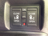 【両側パワースライドドア】スマートキーや運転席のスイッチで後席両側スライドドアの開閉が可能♪電動だから力を入れてドアを開ける必要が無く、小さなお子様でも簡単に開け閉めでき快適です♪