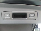 ハンズフリーアクセスパワーテールゲート。スマートキーを携帯していれば、車の下に足をかざせばテールゲートを開けることが可能。予約クローズボタンを押して車から離れるだけで閉めることも可能です。