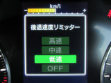 リバース時には、アクセルの踏み具合にかかわらず、速度を一定にする後退速度リミッターが付いております。シフトミス時に急なバックをしないようにする安全機能です。オフにすることも出来ます。