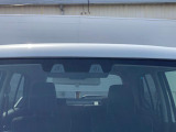2つのカメラで前方の車両や歩行者を検知し、衝突のおそれがあると判断すると、ブザー音やメーター内の表示で警告。衝突の可能性が高まると、自動でブレーキをかけ、衝突の回避または衝突時の被害軽減を図ります。