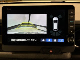 リバースギアに入れるだけで後方の表示へ切り替わります。夜間や雨の日の駐車も楽になりますよ。