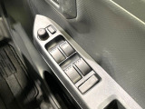 【電動格納ミラー】サイドミラーは電動格納式となっており、狭い駐車場でもキズがつくリスクを抑えられます。