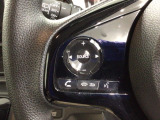 ステアリングにオーディオ操作スイッチが付いています。オーディオ画面に直接タッチしなくても操作が出来ますので、運転に集中できます。