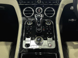 センターコンソール周り。シートヒーターやベンチレーション機能も備わっておりますので、快適なドライビングを楽しんでいただけます。