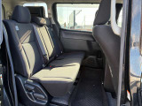 後部座席も気になるようなキズ・汚れやへたり等、大きなダメージはなく、良好な状態です。