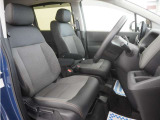 運転席のスペースはゆったりしていて、視界も広く確保されているので普段の運転からロングドライブまで快適です。