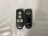 スマートキー付きですからドアロックの開閉およびエンジンスタートが楽々です。電動スライドドアの開け閉めもボタンで操作できます。スペアキーも同じものを用意しております。