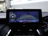 パノラミックビューモニター付きです。車両を上から見たような映像をディスプレイオーディオ画面に表示。運転席からの目視だけでは見にくい、車両周辺の状況をリアルタイムでしっかり確認できます。