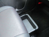 助手席下の収納スペース