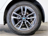 BMWの純正アロイホイールは軽量かつ強度にも優れているホイールで走行性能を引き上げる設計になっております。足元にもBMWは妥協がなくこだわっている個所になります。
