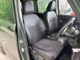 運転席まわりには十分なスペースがあり、大柄な方でもゆったり運転していただける環境です。