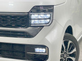 【LEDヘッドライト】悪天候や夜間走行時も良好な視界を確保し安心して運転できる高輝度LEDヘッドライトを装備!点灯速度が早く、消費電力も抑えられています。