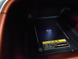 置くだけでワイヤレス充電可能です。12V電源ソケットも設置しております。周辺機器の充電にご利用頂けます☆