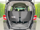 ラゲッジルームは、大容量のスペースを確保。普段のお買い物からレジャーまで、幅広く活躍してくれます!また、リアシートを倒すことでバリエーション豊かにお使いいただけます。