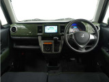 ◆視界広々で非常に運転しやすくロングドライブでも疲れを感じさせないすっきりとまとまったインパネ周りです。