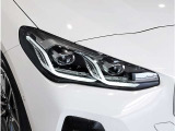 BMWの伝統の丸目4灯ヘッドライトでございます。LEDライトで視認性もよく明るく安全性の向上につながります。