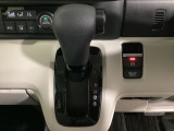 CVT車のセレクトレバーです。低速から高速まで、変速ショックのないスムーズな走りと、エンジン効率のよい領域を維持して燃費にも貢献します。サイドブレーキはスイッチ操作の電子制御パーキングブレーキです。